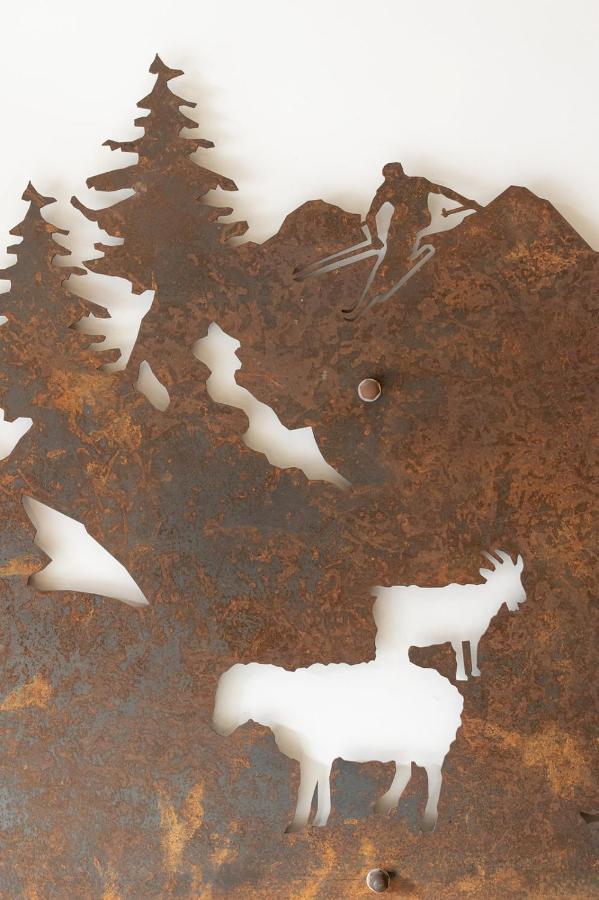 Aries Hotel & Spa Zakopane Luaran gambar Detail of the sculpture